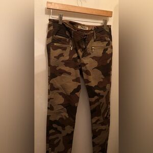 TNA skinny jeans with zippers. Size 2. Color camo.